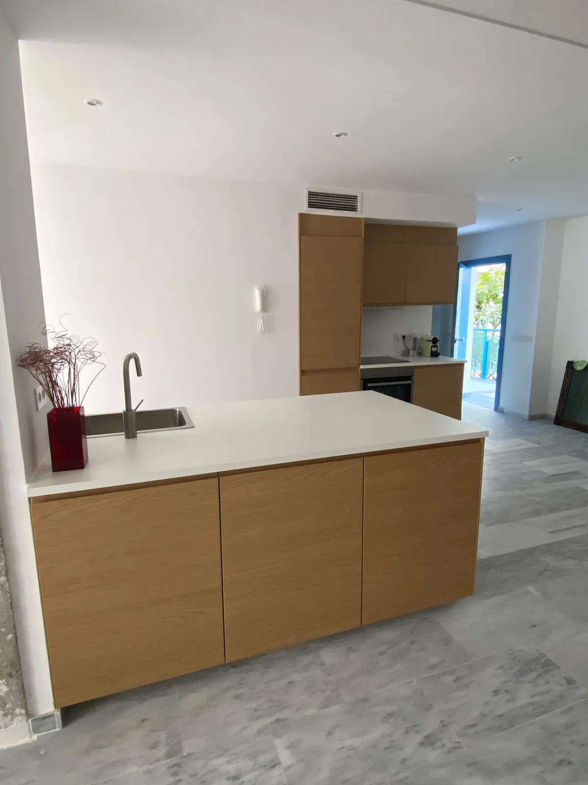 Cocina montada con isla y encimera